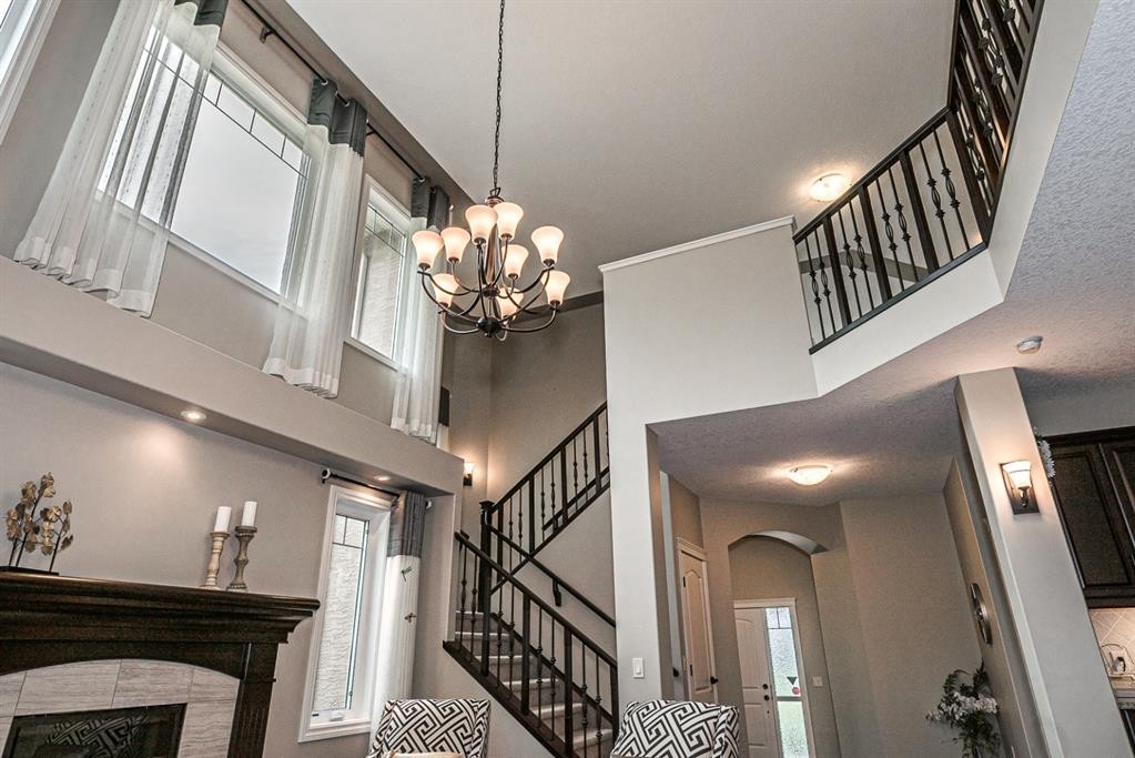 180 Ascot Drive Sw, Calgary, AB - Indoor Photo Showing Other Room