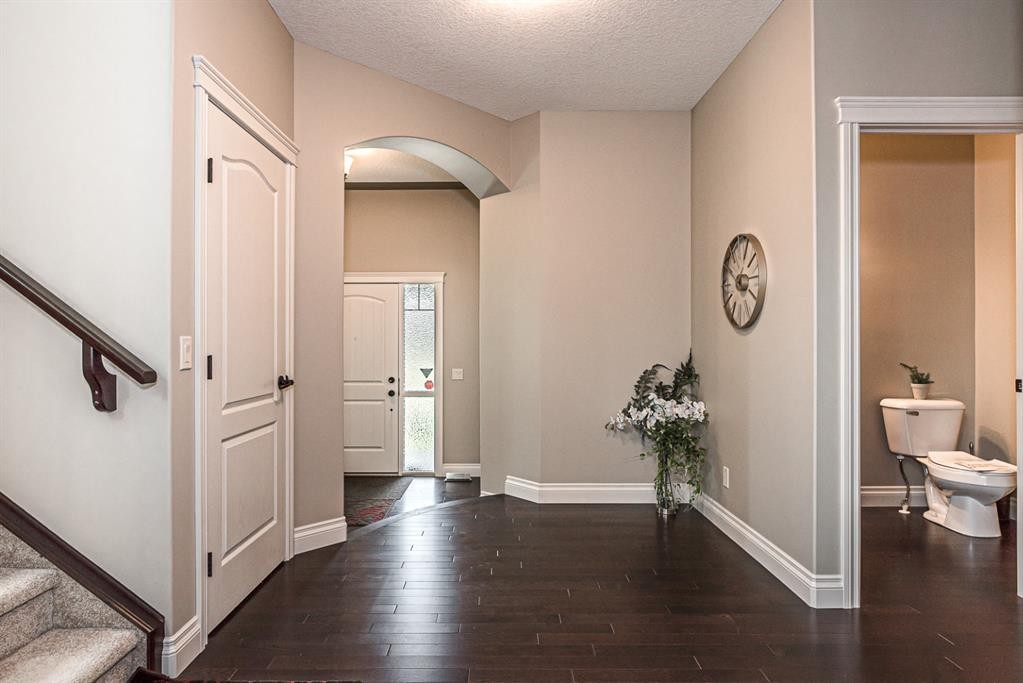 180 Ascot Drive Sw, Calgary, AB - Indoor Photo Showing Other Room