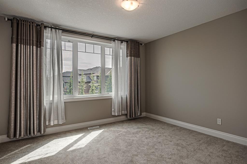 180 Ascot Drive Sw, Calgary, AB - Indoor Photo Showing Other Room