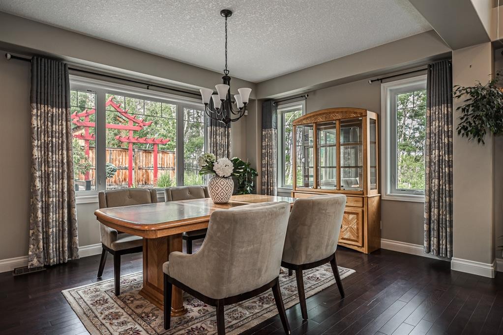 180 Ascot Drive Sw, Calgary, AB - Indoor Photo Showing Dining Room