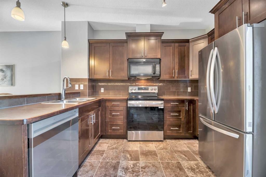 238 Ranch Ridge Meadow, Strathmore, AB - Indoor Photo Showing Kitchen With Stainless Steel Kitchen With Double Sink