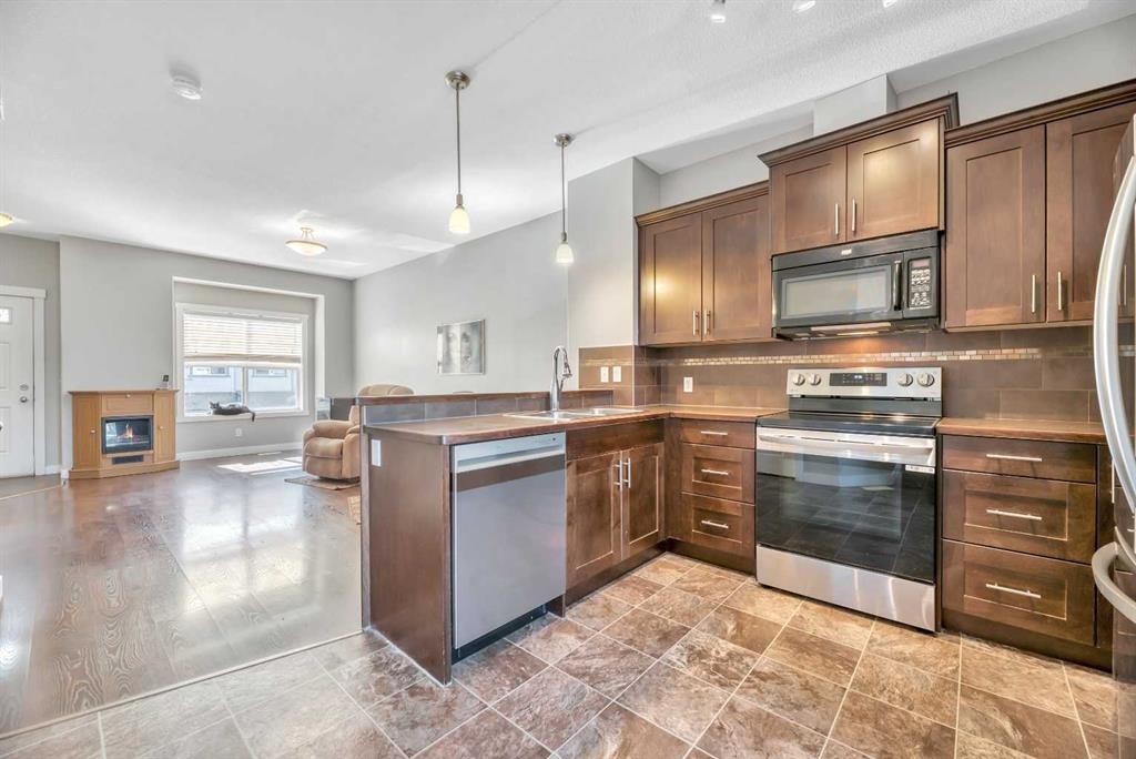 238 Ranch Ridge Meadow, Strathmore, AB - Indoor Photo Showing Kitchen With Stainless Steel Kitchen