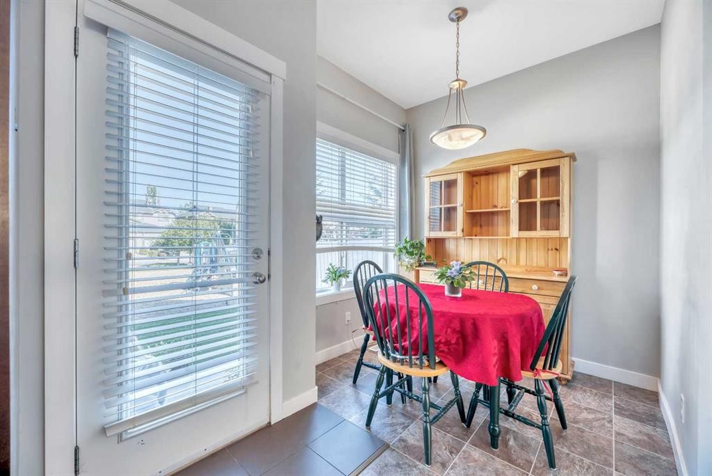 238 Ranch Ridge Meadow, Strathmore, AB - Indoor Photo Showing Dining Room