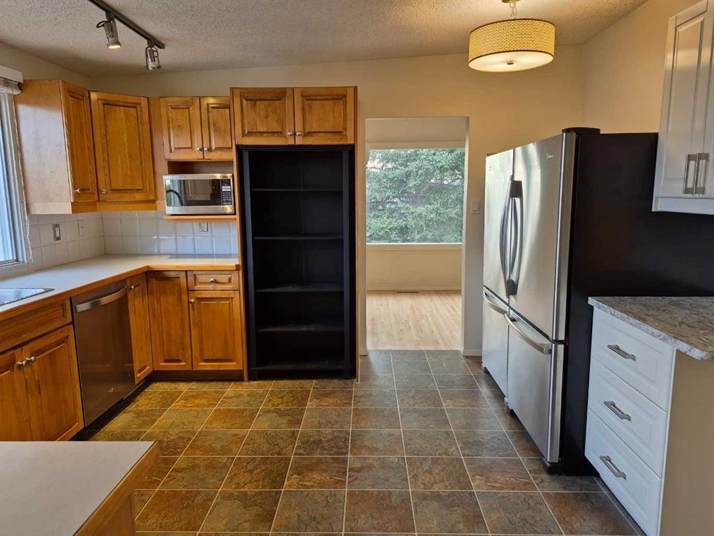 3415 Benton Drive Nw, Calgary, AB - Indoor Photo Showing Kitchen