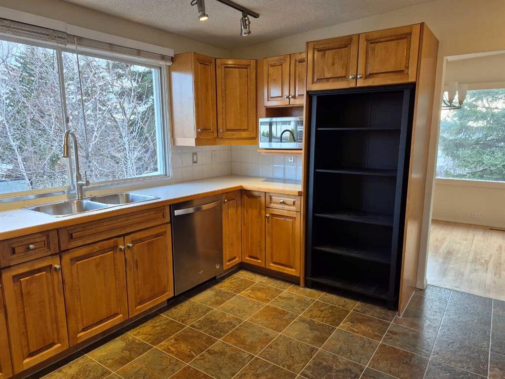 3415 Benton Drive Nw, Calgary, AB - Indoor Photo Showing Kitchen With Double Sink