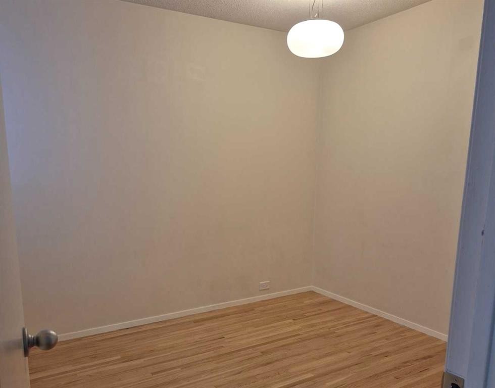 3415 Benton Drive Nw, Calgary, AB - Indoor Photo Showing Other Room