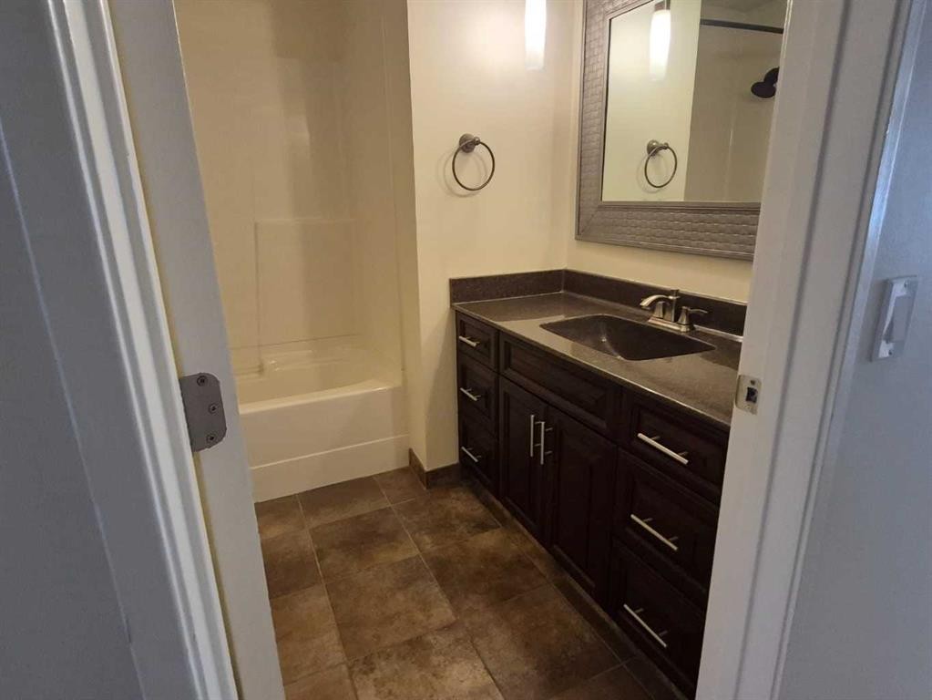 3415 Benton Drive Nw, Calgary, AB - Indoor Photo Showing Bathroom