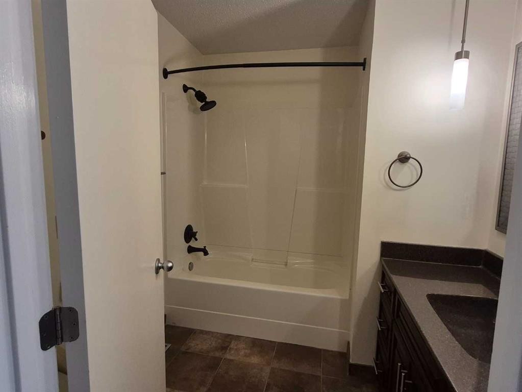 3415 Benton Drive Nw, Calgary, AB - Indoor Photo Showing Bathroom