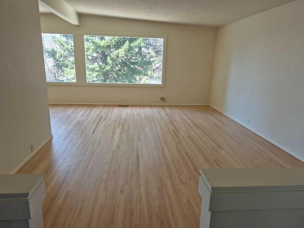 3415 Benton Drive Nw, Calgary, AB - Indoor Photo Showing Other Room