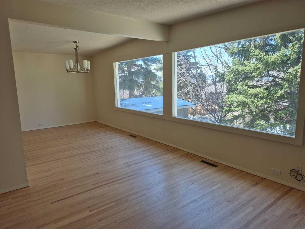 3415 Benton Drive Nw, Calgary, AB - Indoor Photo Showing Other Room