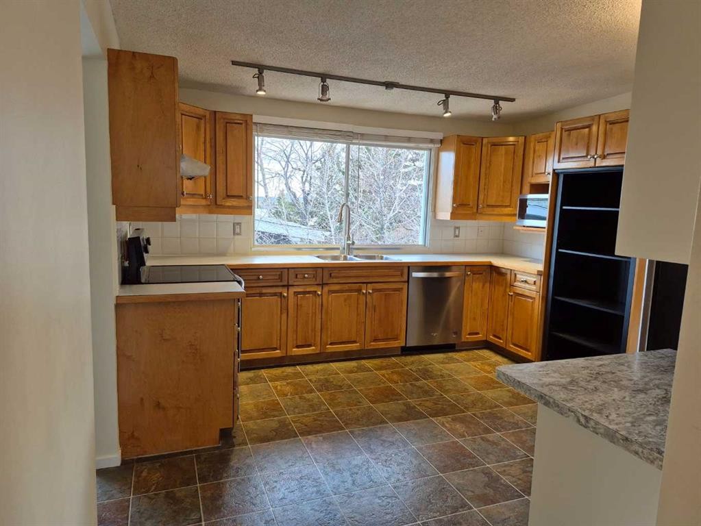 3415 Benton Drive Nw, Calgary, AB - Indoor Photo Showing Kitchen