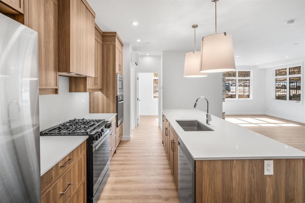 104-10 Cascade Ridge, Canmore, AB - Indoor Photo Showing Kitchen With Upgraded Kitchen