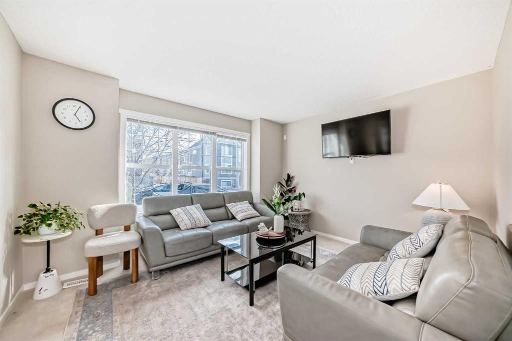 120 Evansridge Court Nw, Calgary, AB - Indoor Photo Showing Living Room