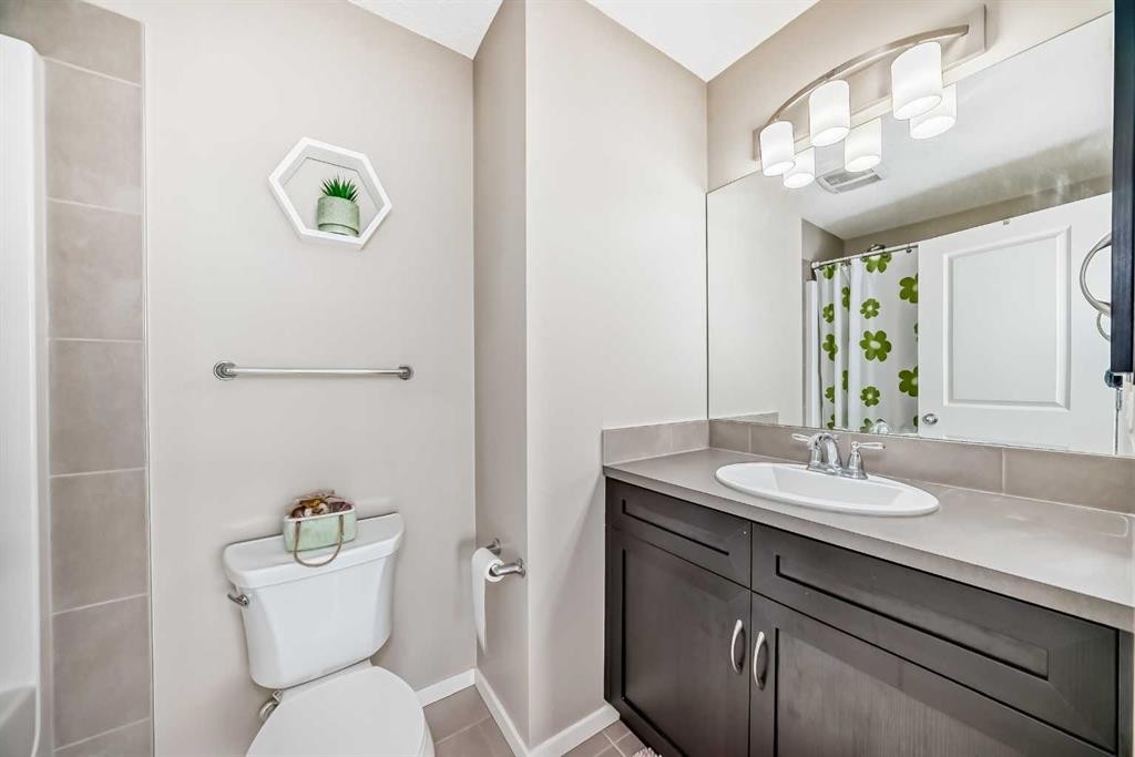 120 Evansridge Court Nw, Calgary, AB - Indoor Photo Showing Bathroom