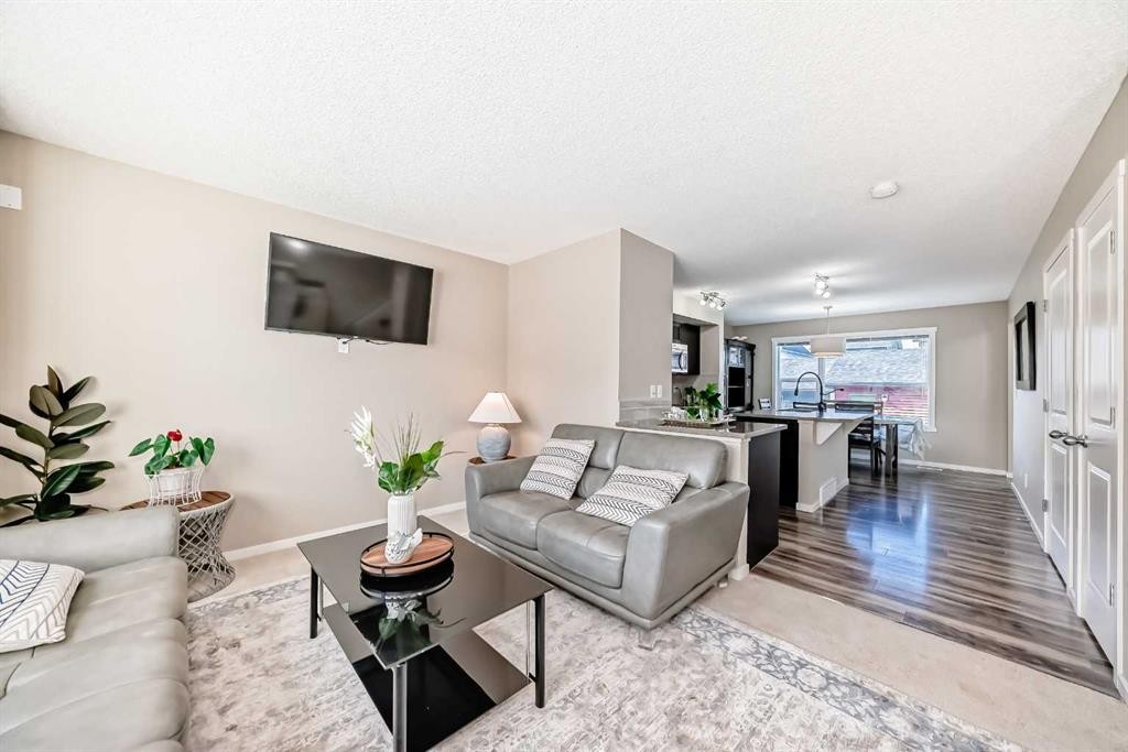 120 Evansridge Court Nw, Calgary, AB - Indoor Photo Showing Living Room