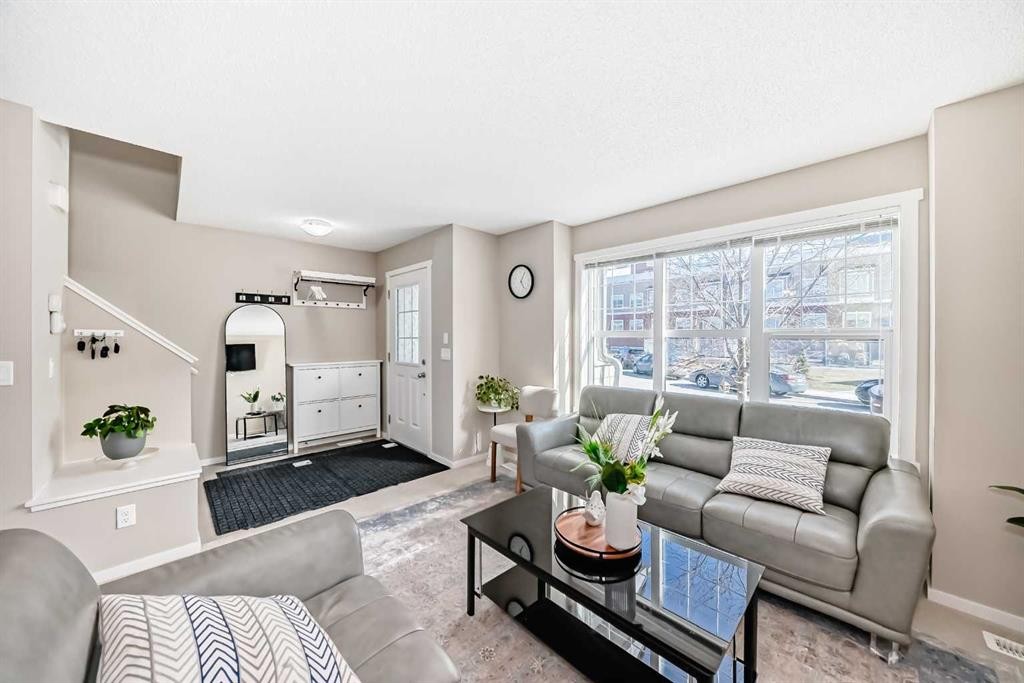 120 Evansridge Court Nw, Calgary, AB - Indoor Photo Showing Living Room