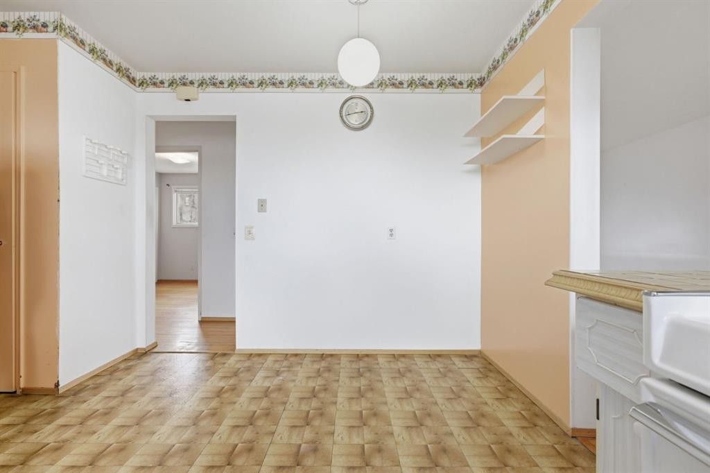 5044 Norris Road Nw, Calgary, AB - Indoor Photo Showing Other Room