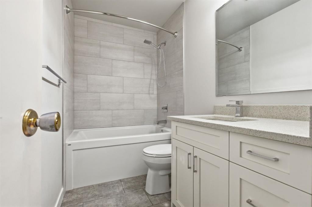 5044 Norris Road Nw, Calgary, AB - Indoor Photo Showing Bathroom
