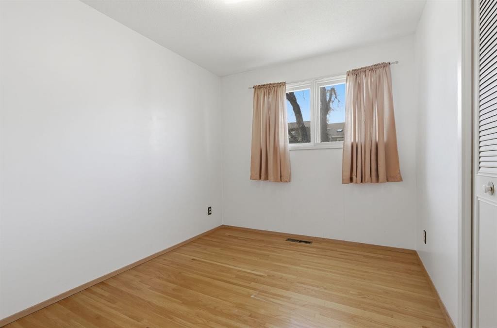 5044 Norris Road Nw, Calgary, AB - Indoor Photo Showing Other Room