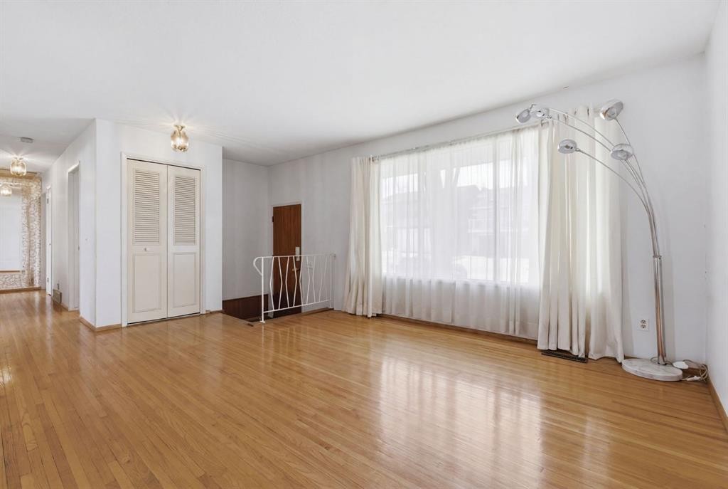 5044 Norris Road Nw, Calgary, AB - Indoor Photo Showing Other Room