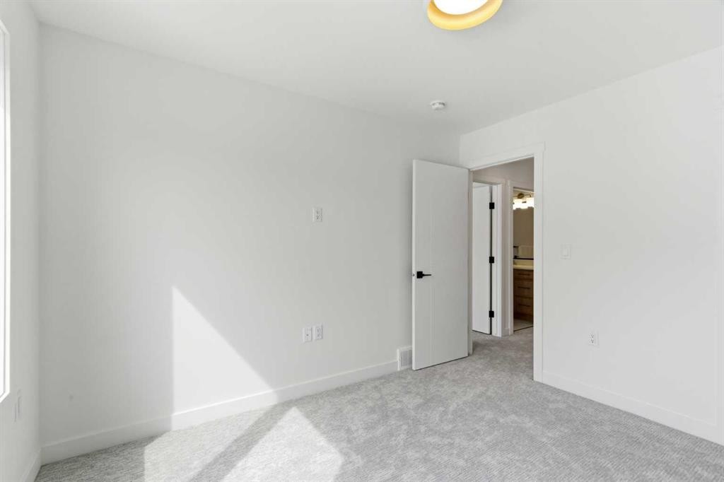 2119 Mackay Road Nw, Calgary, AB - Indoor Photo Showing Other Room