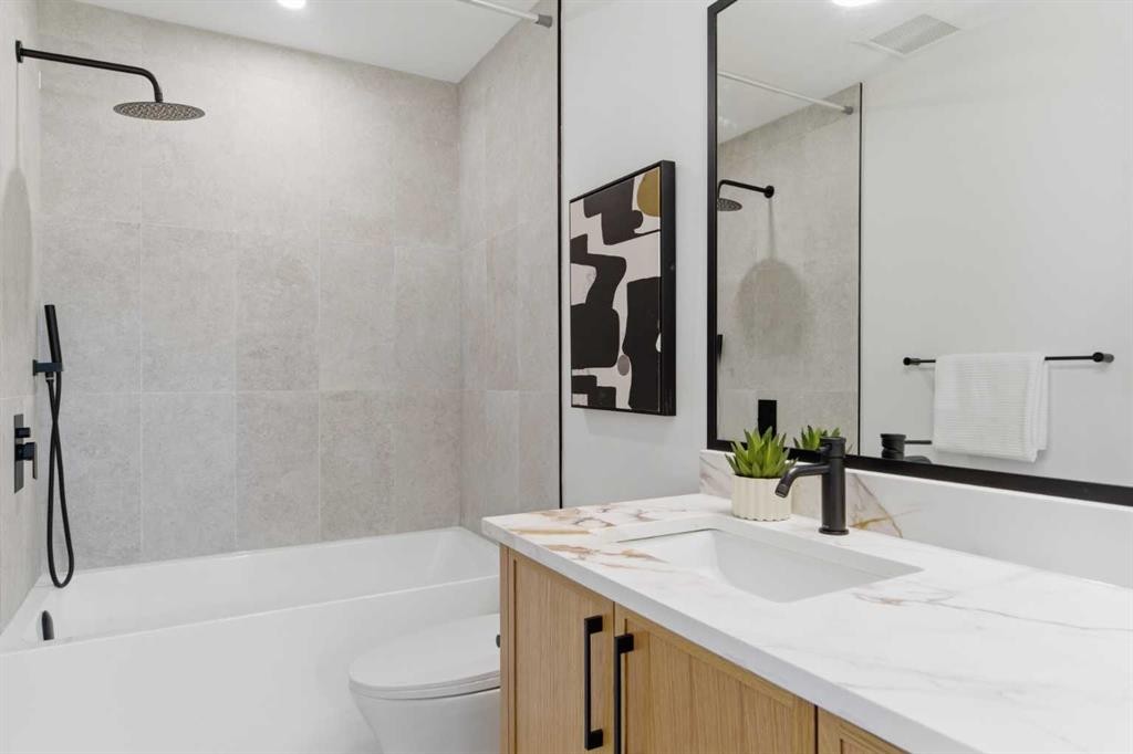 2119 Mackay Road Nw, Calgary, AB - Indoor Photo Showing Bathroom