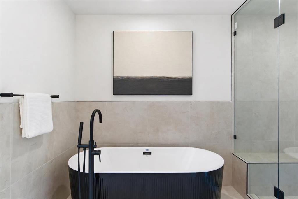 2119 Mackay Road Nw, Calgary, AB - Indoor Photo Showing Bathroom