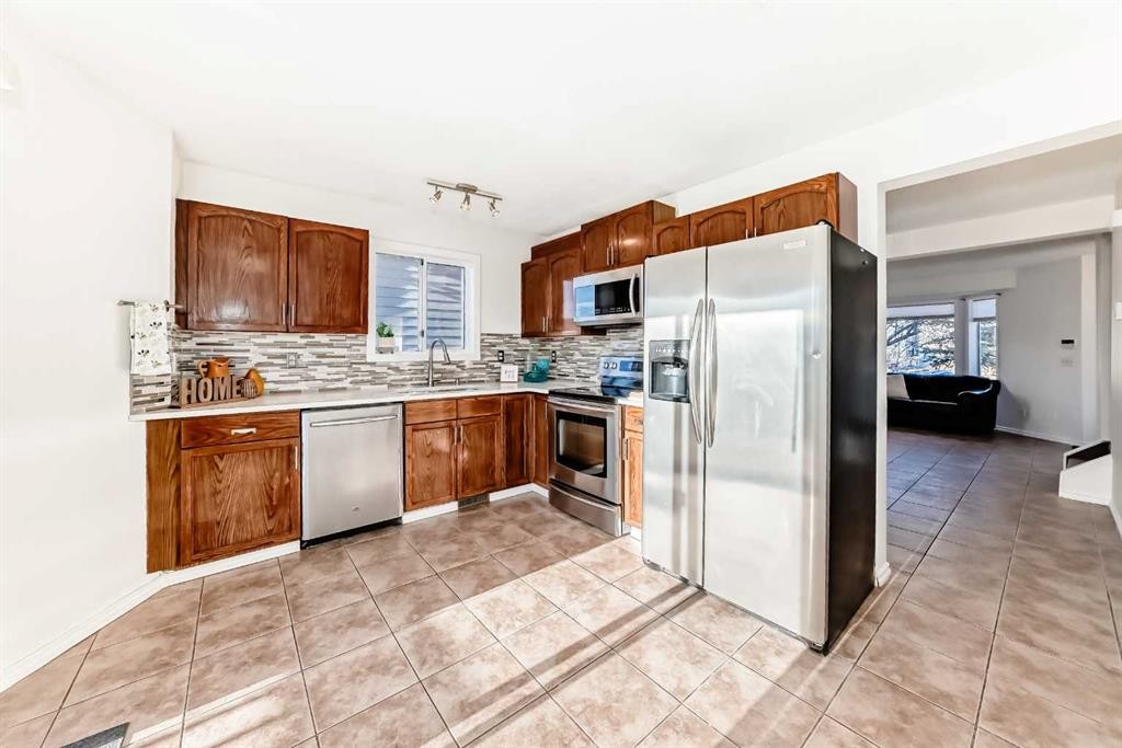 11 Martinridge Place Ne, Calgary, AB - Indoor Photo Showing Kitchen
