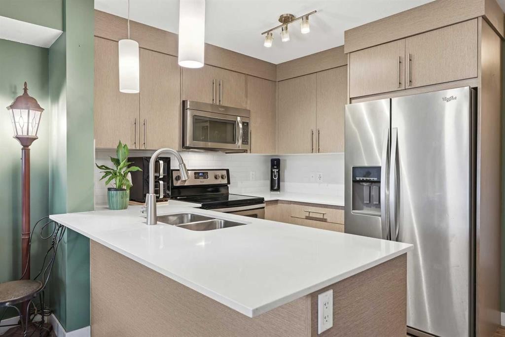 7206-302 Skyview Ranch Drive Ne, Calgary, AB - Indoor Photo Showing Kitchen With Double Sink With Upgraded Kitchen