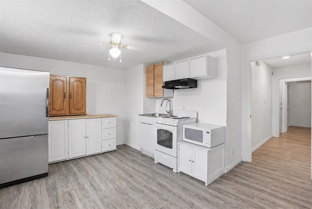 203 Shawglen Road Sw, Calgary, AB - Indoor Photo Showing Kitchen