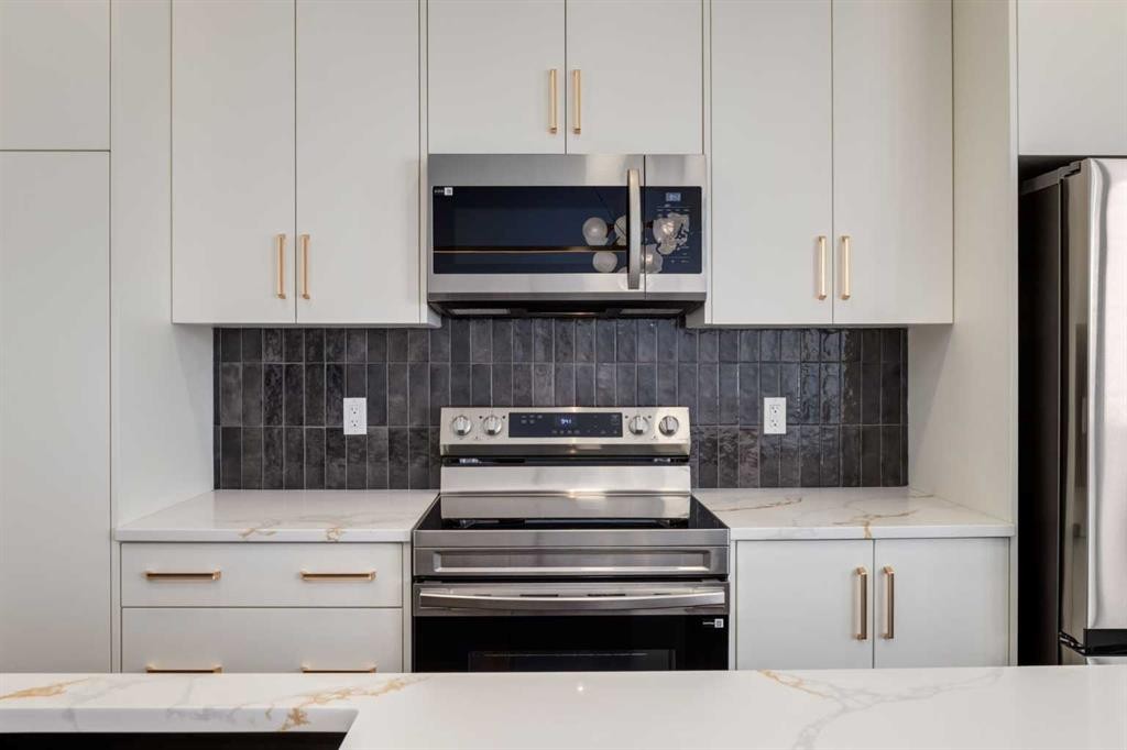 7126 Rangeview Avenue Se, Calgary, AB - Indoor Photo Showing Kitchen With Upgraded Kitchen