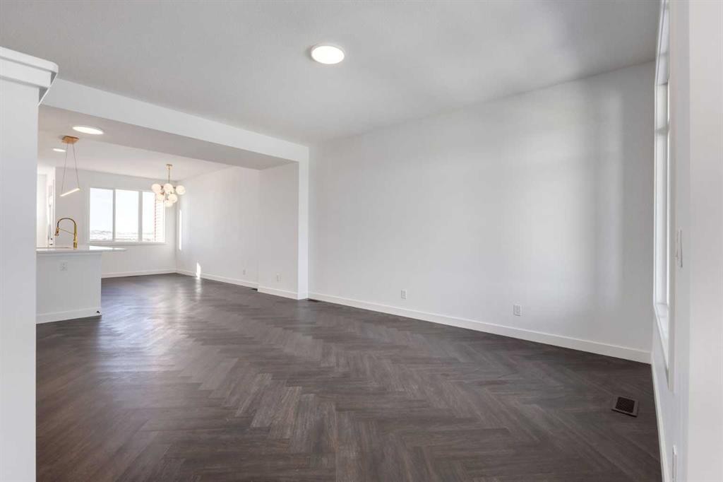 7126 Rangeview Avenue Se, Calgary, AB - Indoor Photo Showing Other Room