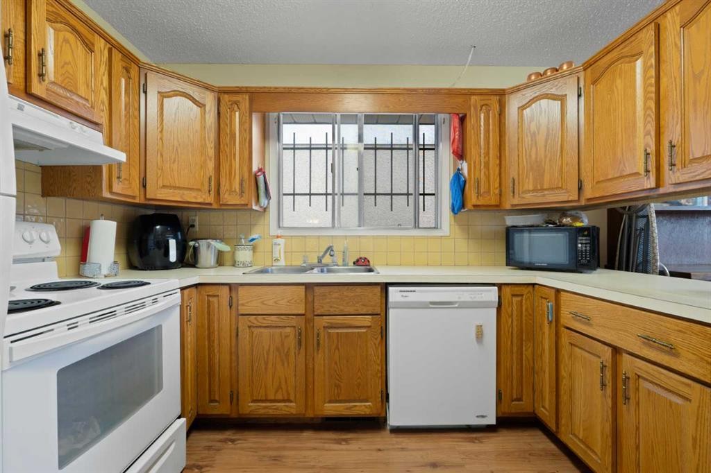 1521 44 Street Se, Calgary, AB - Indoor Photo Showing Kitchen With Double Sink