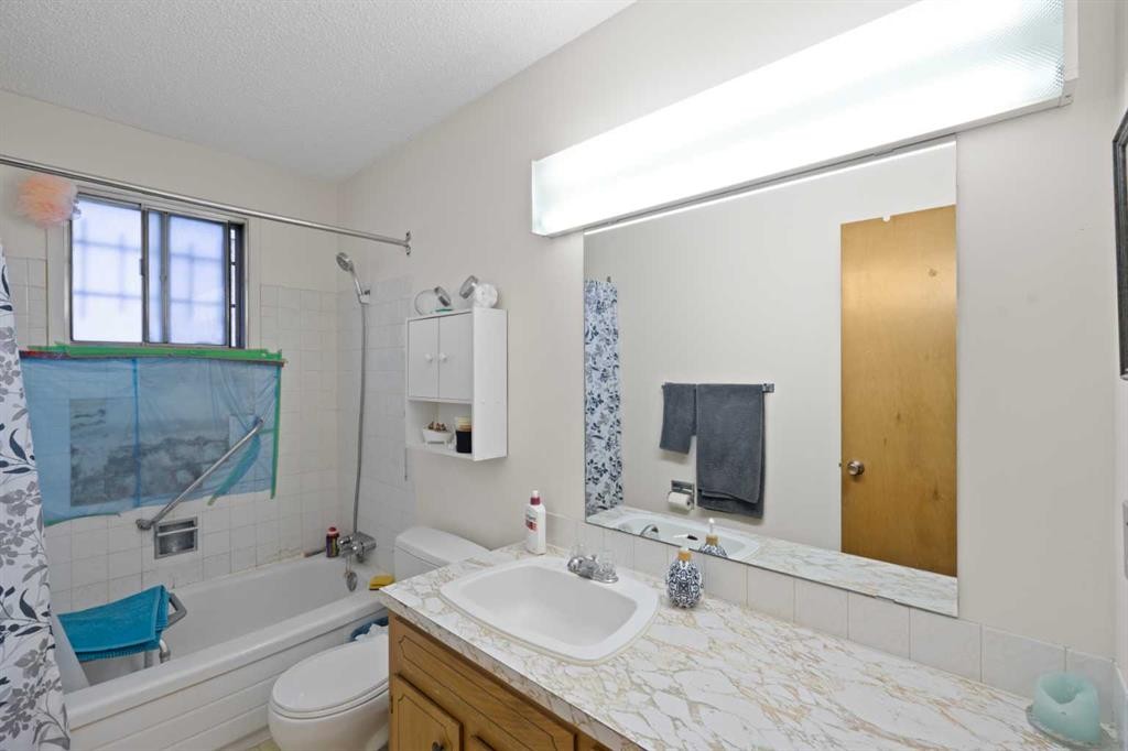 1521 44 Street Se, Calgary, AB - Indoor Photo Showing Bathroom