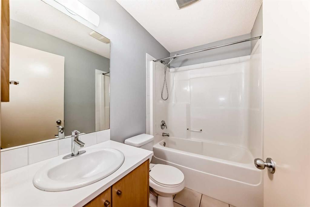 80 Copperstone Cove Se, Calgary, AB - Indoor Photo Showing Bathroom