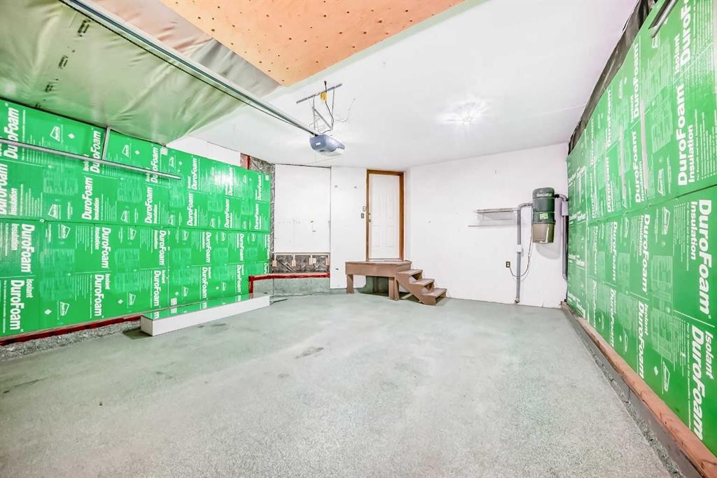 128 Harvest Park Road Ne, Calgary, AB - Indoor Photo Showing Garage