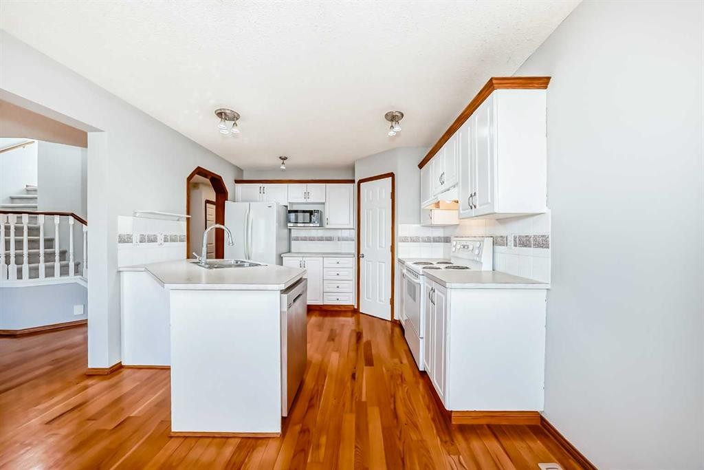 128 Harvest Park Road Ne, Calgary, AB - Indoor Photo Showing Kitchen