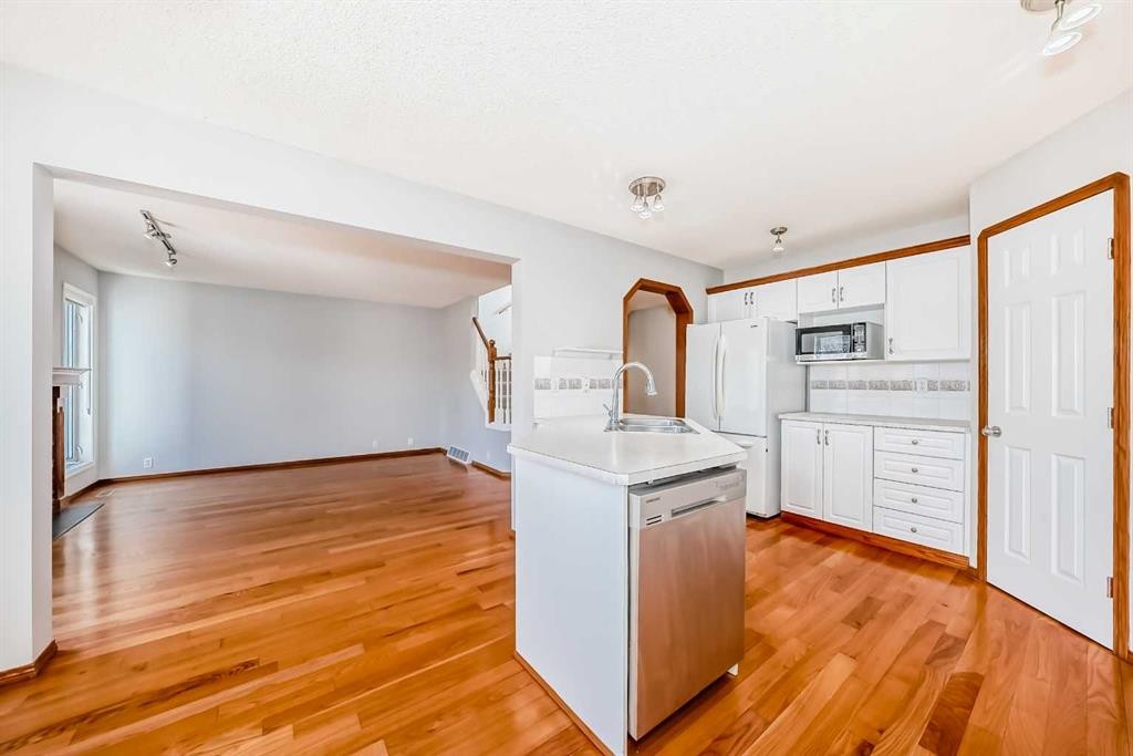 128 Harvest Park Road Ne, Calgary, AB - Indoor Photo Showing Kitchen