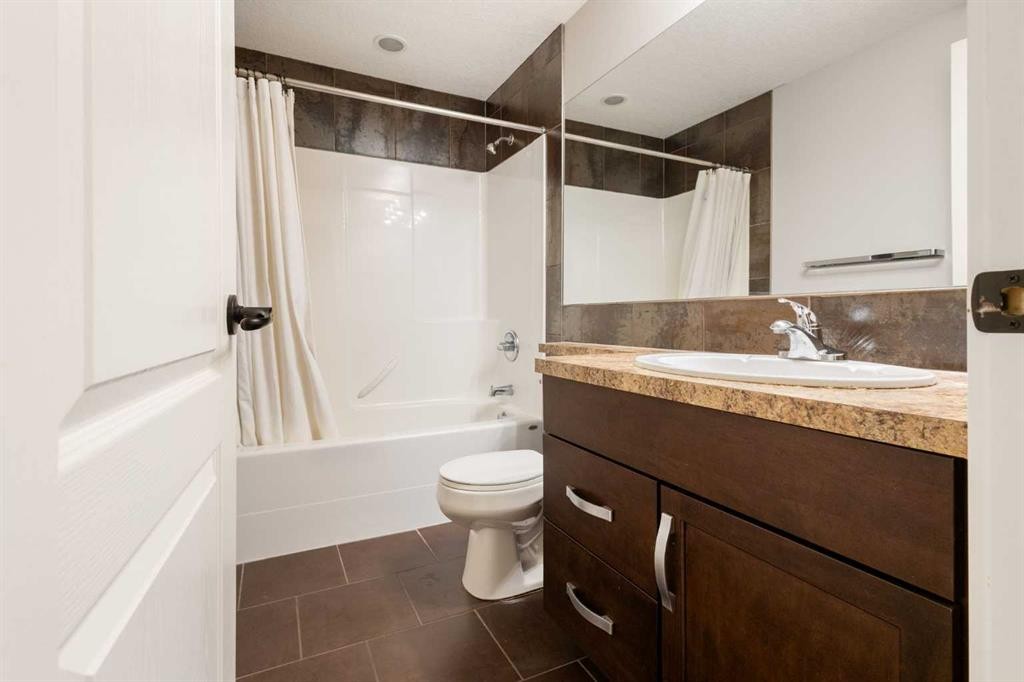 13 Sage Hill Landing Nw, Calgary, AB - Indoor Photo Showing Bathroom