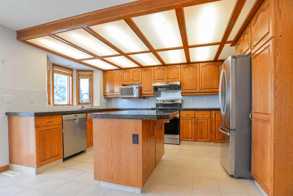 393 Hawktree Circle Nw, Calgary, AB - Indoor Photo Showing Dining Room