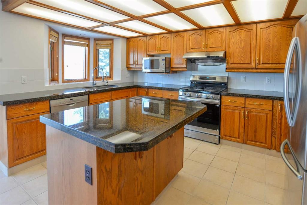 393 Hawktree Circle Nw, Calgary, AB - Indoor Photo Showing Other Room