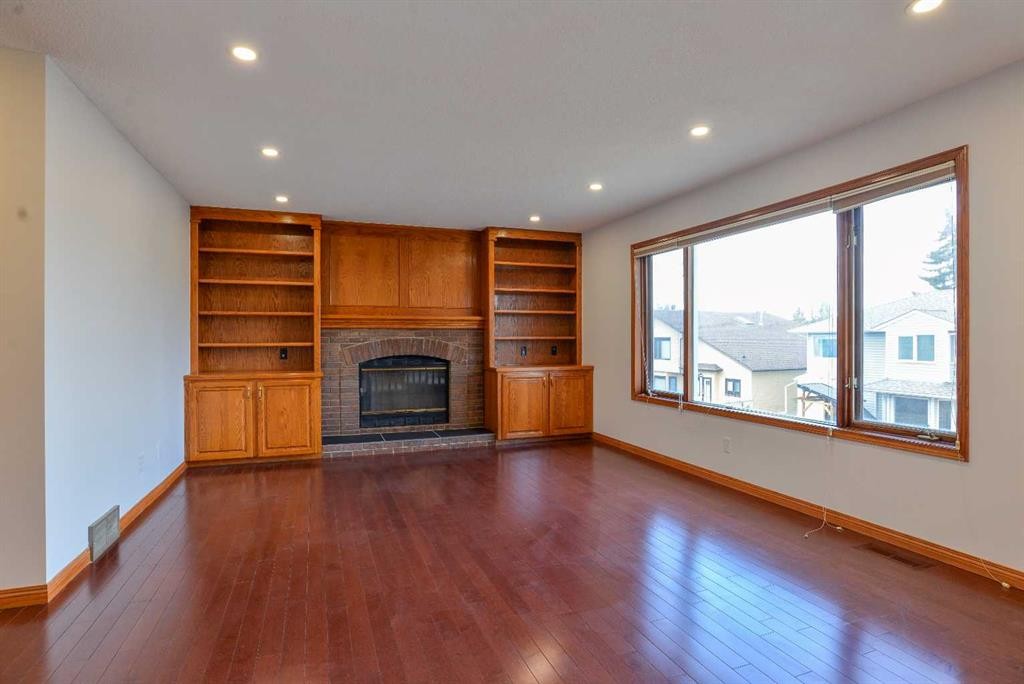 393 Hawktree Circle Nw, Calgary, AB - Indoor Photo Showing Kitchen