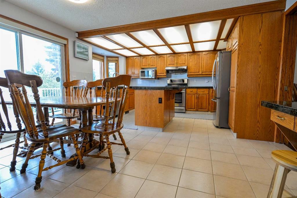 393 Hawktree Circle Nw, Calgary, AB - Indoor Photo Showing Kitchen With Stainless Steel Kitchen