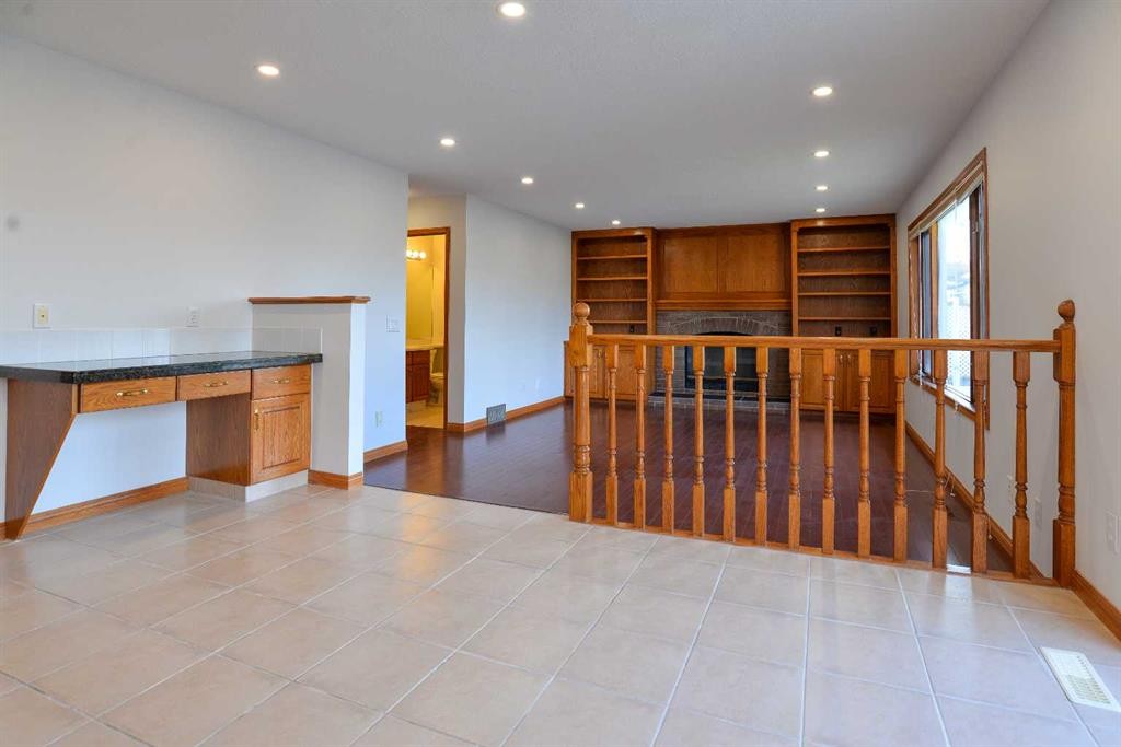 393 Hawktree Circle Nw, Calgary, AB - Indoor Photo Showing Other Room