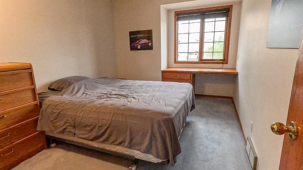 393 Hawktree Circle Nw, Calgary, AB - Indoor Photo Showing Bedroom