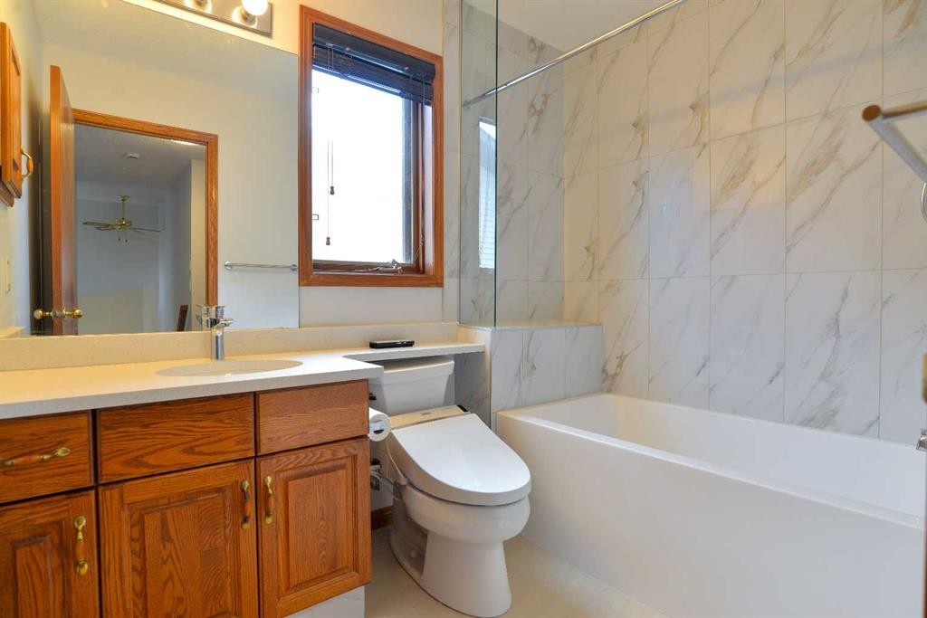 393 Hawktree Circle Nw, Calgary, AB - Indoor Photo Showing Bathroom