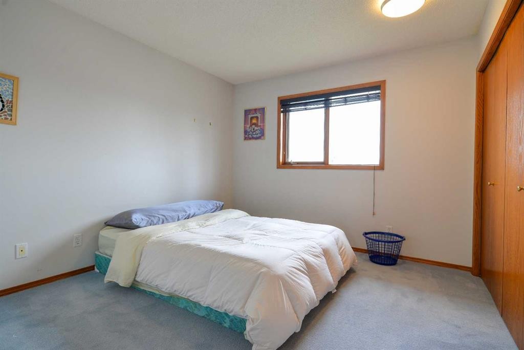 393 Hawktree Circle Nw, Calgary, AB - Indoor Photo Showing Bedroom
