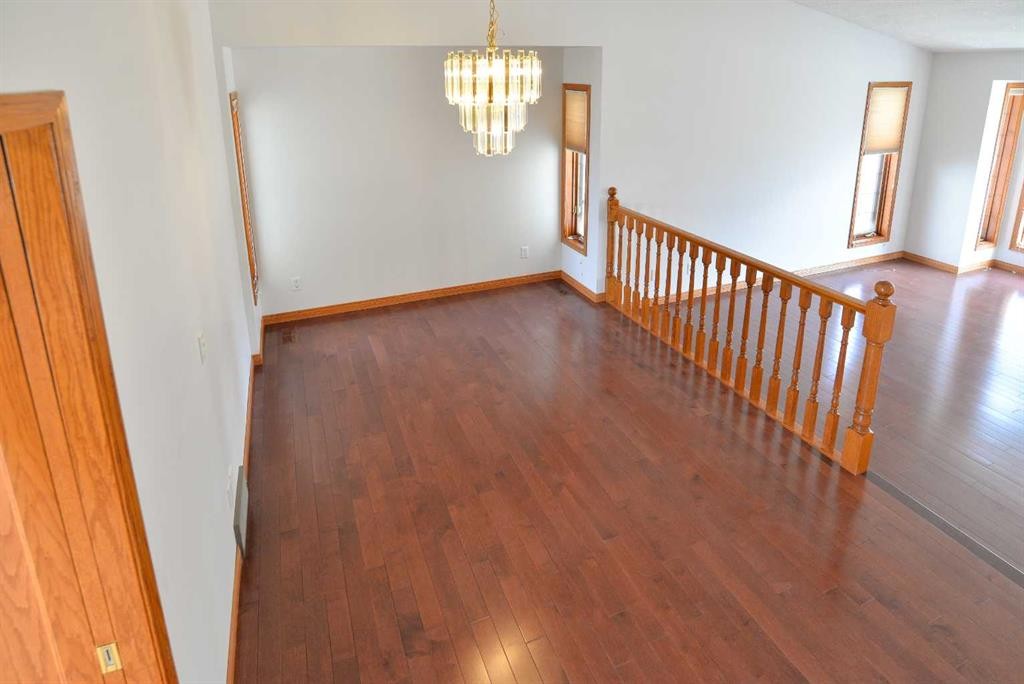 393 Hawktree Circle Nw, Calgary, AB - Indoor Photo Showing Other Room