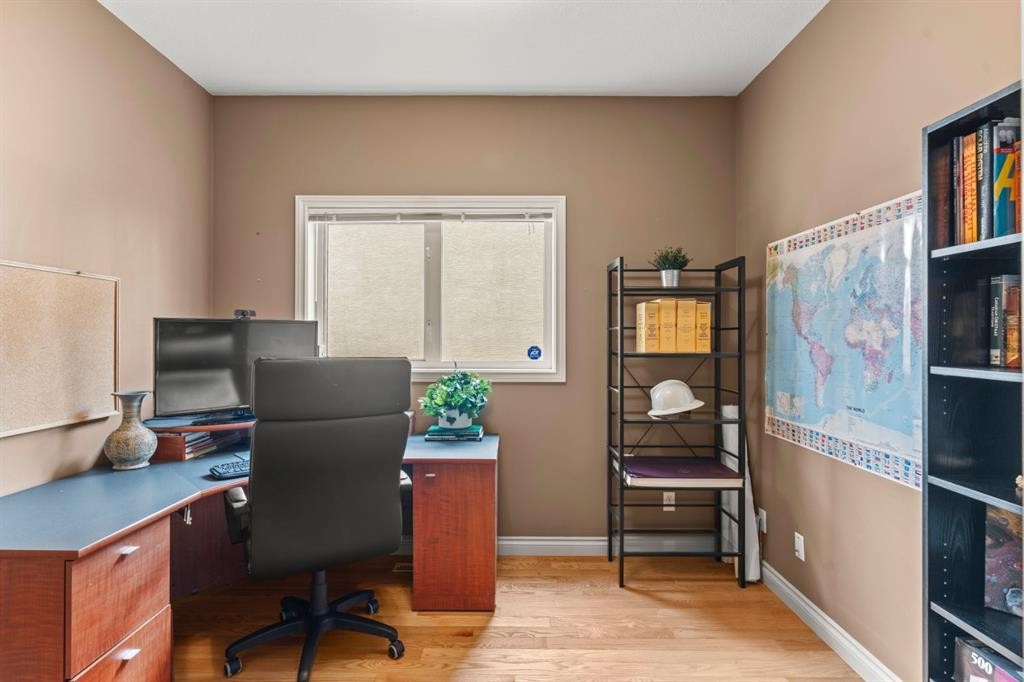 140 Simcoe Close Sw, Calgary, AB - Indoor Photo Showing Office