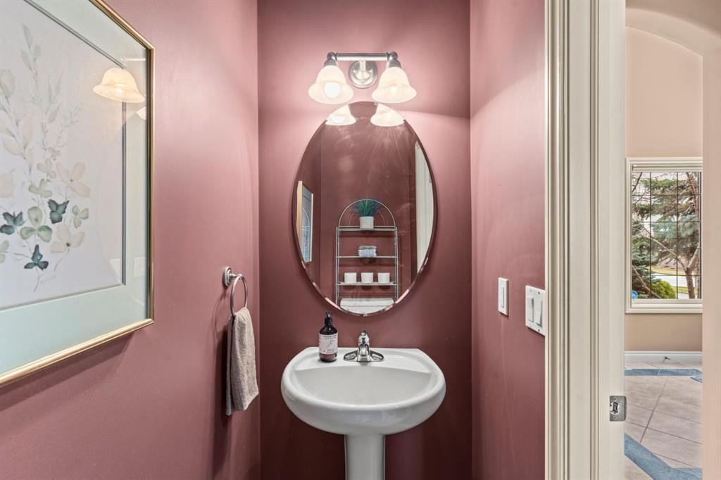 140 Simcoe Close Sw, Calgary, AB - Indoor Photo Showing Bathroom